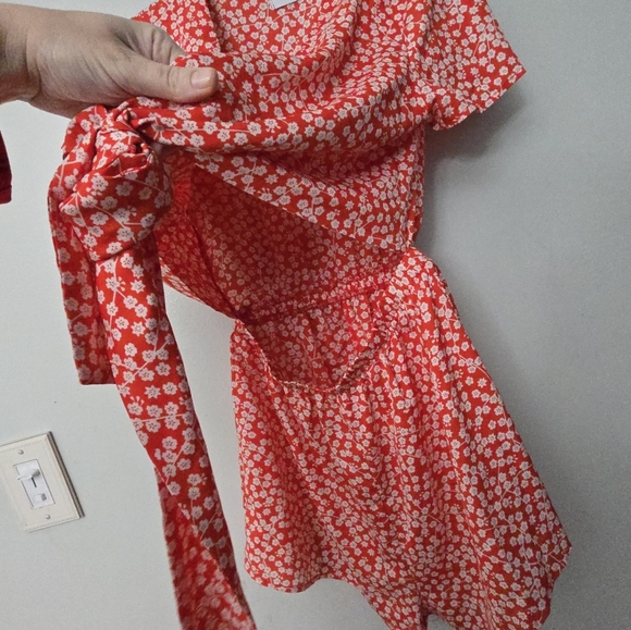 Princess Polly Romper Virgo Tie Front Cut Out Playsuit Ditzy Floral Red Size 6 - Picture 2 of 10